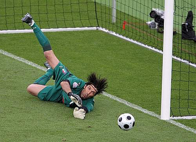 Euro 2008 (28).jpg - epa01380389 Italian keeper Gianluigi Buffon saves a shot during the EURO 2008 preliminary round group C match between Italy and Romania at the Letzigrund stadium, Zurich, Switzerland 13 June 2008.